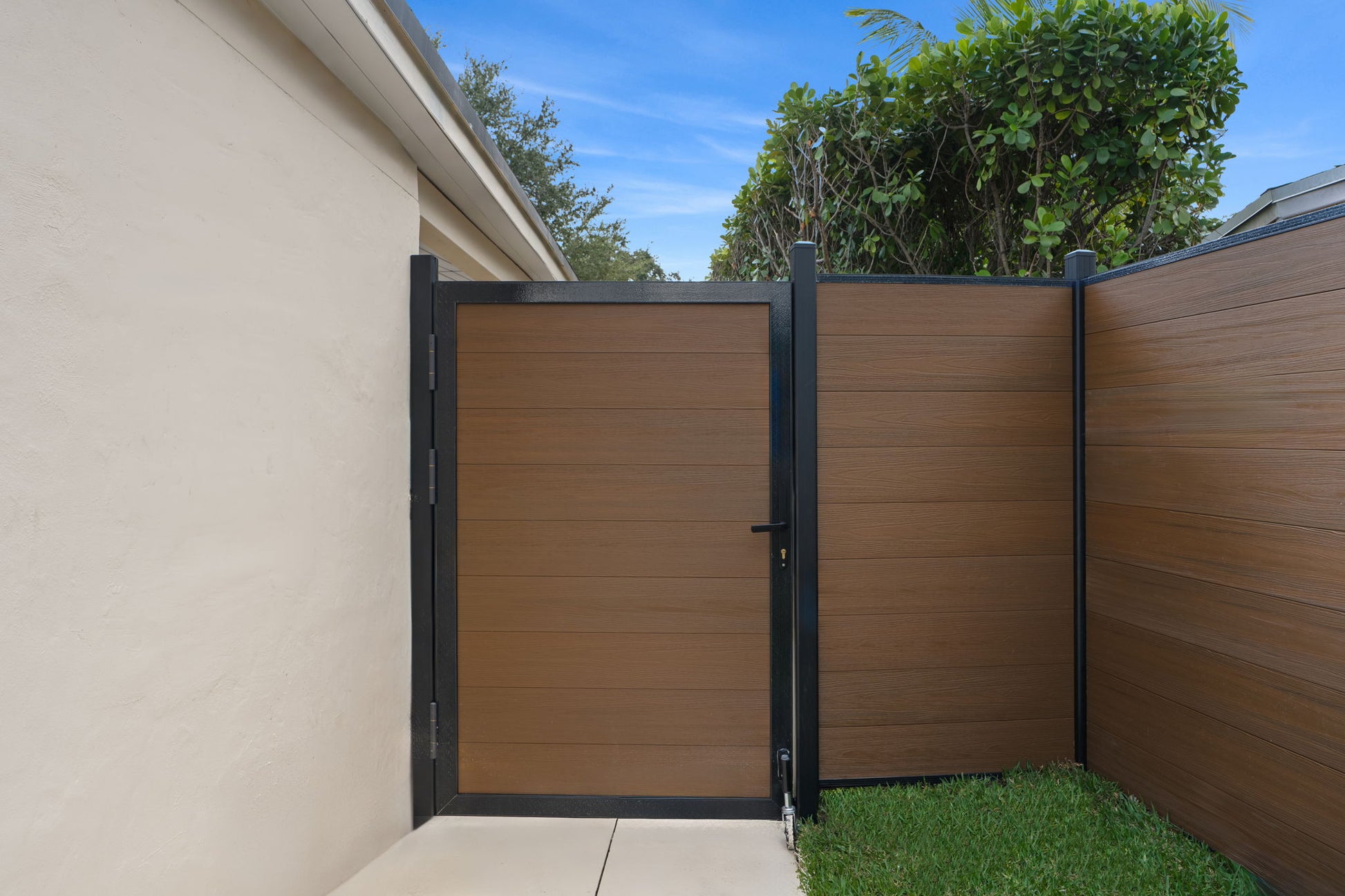 Composite Fence Co-Extrusion Wholesale Price  - and gate